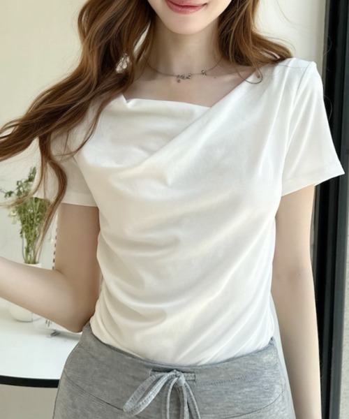 Ada.(エイダ)の「ドレープデザイン アシンメトリーネック 半袖カットソー(Tシャツ/カットソー・レディース・チャコール/ブラック/グリーン/ホワイト・L/M)」の2枚目の写真