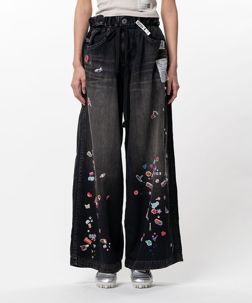 MIHARAYASUHIRO(ミハラヤスヒロ)の「【MIHARAYASUHIRO/ミハラヤスヒロ】DENIM HUGE DETAIL PANTS w KIDS STICKER/デニムワイドパンツ/キッズステッカー(デニムパンツ・レディース・インディゴブルー/ブラック・38/36)」の1枚目の写真