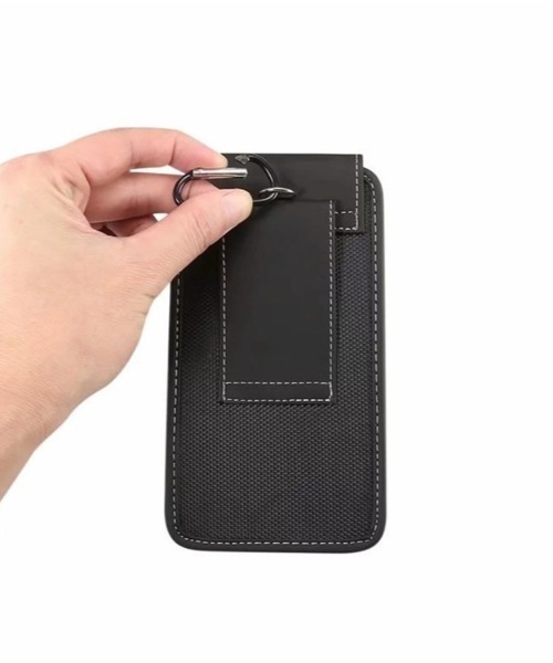 BACKYARD FAMILY(バックヤードファミリー)の「スマホポーチ 縦型 カラビナ付き(ボディバッグ/ウエストポーチ・メンズ・ブラック・M/XL/S/L)」の4枚目の写真