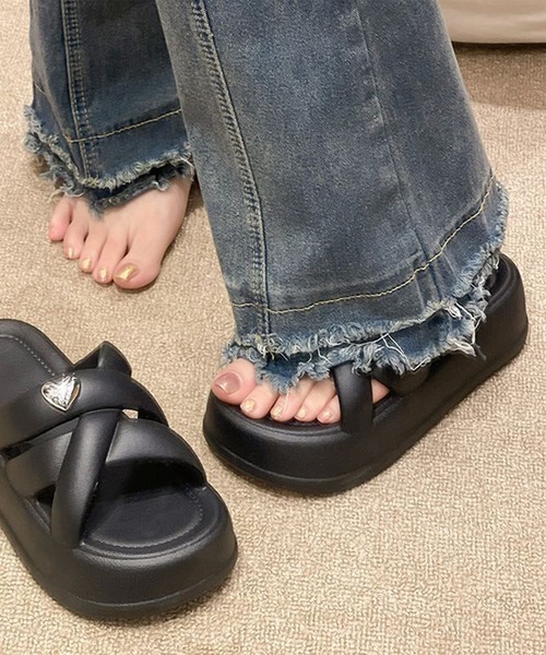 Lace Ladies(レースレディース)の「ハート モチーフ付き クロス ストラップ サンダル(サンダル・レディース・ブラック/アイボリー・22.5cm/23.5cm/24.5cm)」の3枚目の写真