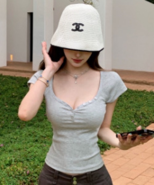 Teem Store(チームストア)の「【カップ付き】リブVネックフロントボタン半袖ピチT(Tシャツ/カットソー・レディース・ホワイト/グレー/ブルー/ブラック・F)」の3枚目の写真