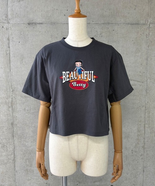 GLAMOROUS JANE（グラマラスジェーン）の「BETTY BOOPプリントショート丈Tシャツ（Tシャツ/カットソー・レディース・ブラック/オフホワイト/チャコールグレー・FREE）」の4枚目の写真