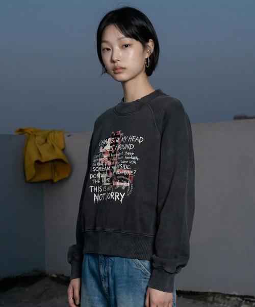 LENGAGEMENT(ランガージュマン)の「Not Sorry Salt-Washed Raglan Crop Sweatshirt (Black)(スウェット・レディース・ブラック・1/2)」の2枚目の写真