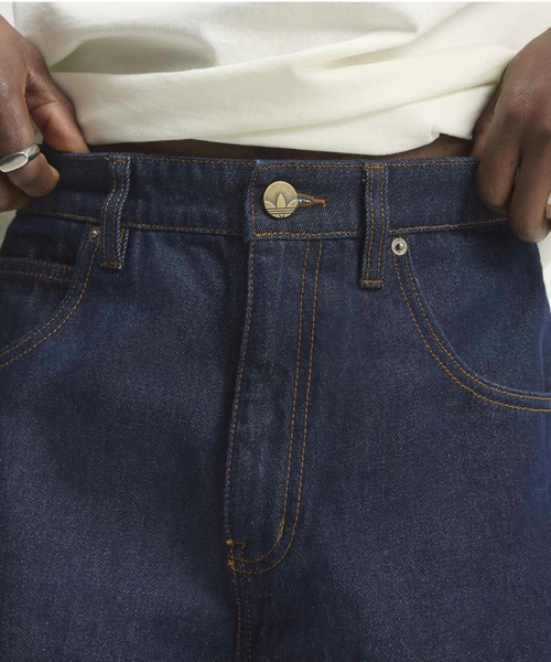 adidas(アディダス)の「adidas FIREBIRD ADICOLOR RAW DENIM SHORTS / アディダス ファイヤーバード アディカラー ロウ デニム ショーツ(デニムパンツ・メンズ・ダークインディゴブルー・30inch/32inch/34inch/36inch)」の2枚目の写真