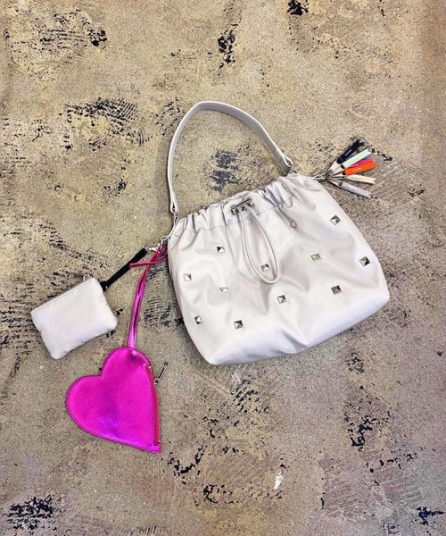 cheek(BAG)(チーク)の「【cheek】heart pouch studs スタッズ ハートチャーム 巾着 2WAY ショルダーバッグ|サステナブル素材(ショルダーバッグ・レディース・ブラック/グレー/カーキ・フリー)」の1枚目の写真