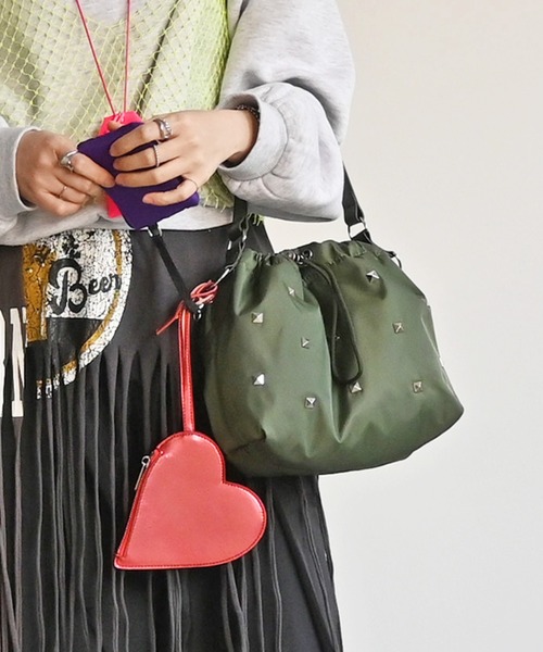 cheek(BAG)(チーク)の「【cheek】heart pouch studs スタッズ ハートチャーム 巾着 2WAY ショルダーバッグ|サステナブル素材(ショルダーバッグ・レディース・ブラック/グレー/カーキ・フリー)」の3枚目の写真