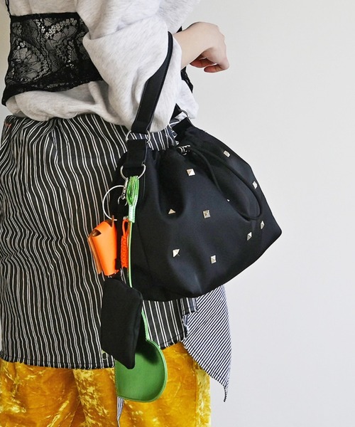 cheek(BAG)(チーク)の「【cheek】heart pouch studs スタッズ ハートチャーム 巾着 2WAY ショルダーバッグ|サステナブル素材(ショルダーバッグ・レディース・ブラック/グレー/カーキ・フリー)」の5枚目の写真