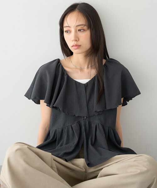 earth music&ecology(アースミュージックアンドエコロジー)の「ラッフルカラーペプラムカットブラウス(シャツ/ブラウス・レディース・オフホワイト/イエロー/チャコールグレー・FREE)」の2枚目の写真