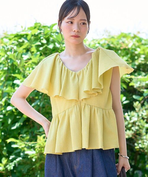 earth music&ecology(アースミュージックアンドエコロジー)の「ラッフルカラーペプラムカットブラウス(シャツ/ブラウス・レディース・オフホワイト/イエロー/チャコールグレー・FREE)」の3枚目の写真