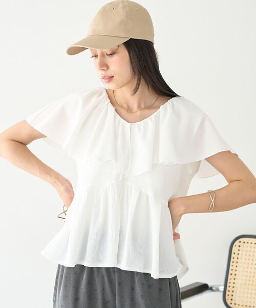 earth music&ecology(アースミュージックアンドエコロジー)の「ラッフルカラーペプラムカットブラウス(シャツ/ブラウス・レディース・オフホワイト/イエロー/チャコールグレー・FREE)」の4枚目の写真