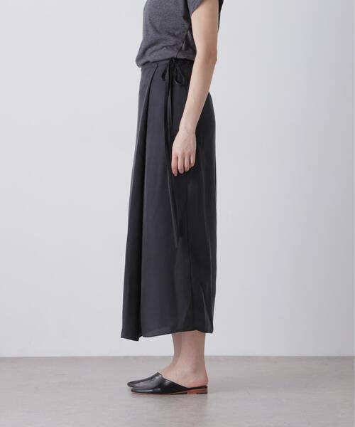 YLEVE(イレーヴ)の「YLEVE / SMOKY CUPRA SKIRT(スカート・レディース・ブラック/ベージュ・0/1)」の5枚目の写真