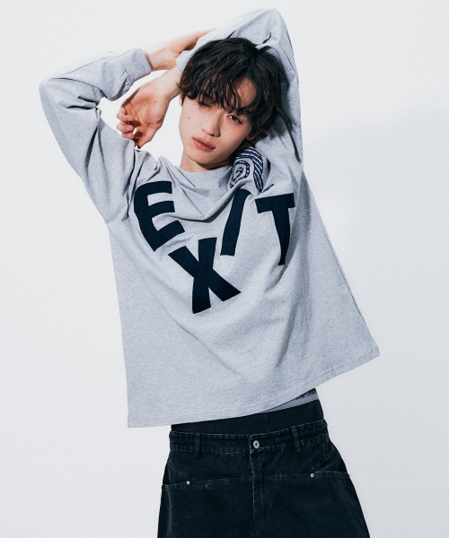 SOMEPLACE MAN（サムプレイス・マン）の「EXIT グラフィック アプリケ オーバーサイズ ソフト ロングスリーブ 半袖Tシャツ [グレー]（Tシャツ/カットソー・メンズ・グレー・FREE）」の4枚目の写真