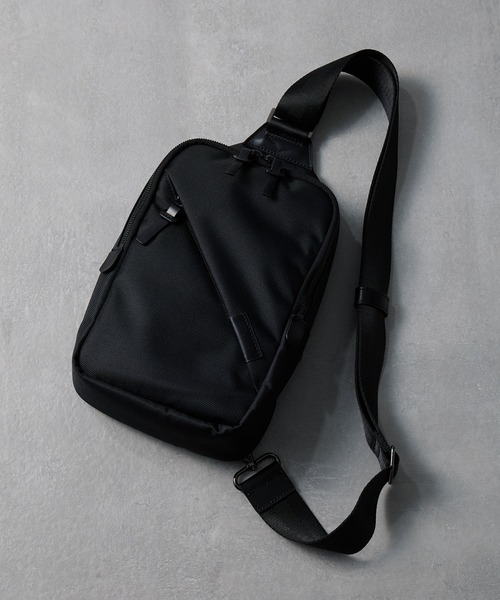 COMME CA MEN（コムサメン）の「【COMME CA MEN】オブリック　スリングバッグ 7133（ショルダーバッグ・メンズ・ブラック/ネイビー・FREE）」の2枚目の写真