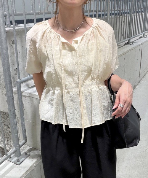 ISOOK（アイスー）の「ワッシャーシアーリボンブラウス(chiica select) / 半袖 ペプラム しわ加工 透け感（シャツ/ブラウス・レディース・ライトベージュ/ブラック・FREE）」の2枚目の写真