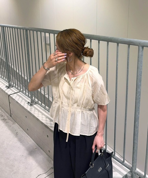 ISOOK（アイスー）の「ワッシャーシアーリボンブラウス(chiica select) / 半袖 ペプラム しわ加工 透け感（シャツ/ブラウス・レディース・ライトベージュ/ブラック・FREE）」の3枚目の写真