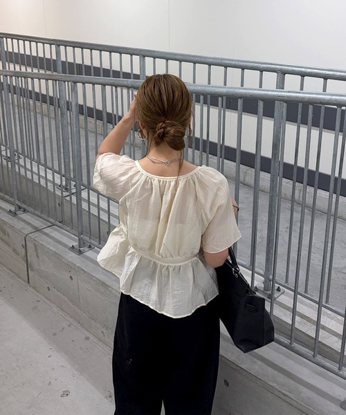 ISOOK（アイスー）の「ワッシャーシアーリボンブラウス(chiica select) / 半袖 ペプラム しわ加工 透け感（シャツ/ブラウス・レディース・ライトベージュ/ブラック・FREE）」の6枚目の写真
