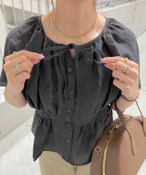 ISOOK（アイスー）の「ワッシャーシアーリボンブラウス(chiica select) / 半袖 ペプラム しわ加工 透け感（シャツ/ブラウス・レディース・ライトベージュ/ブラック・FREE）」の11枚目の写真