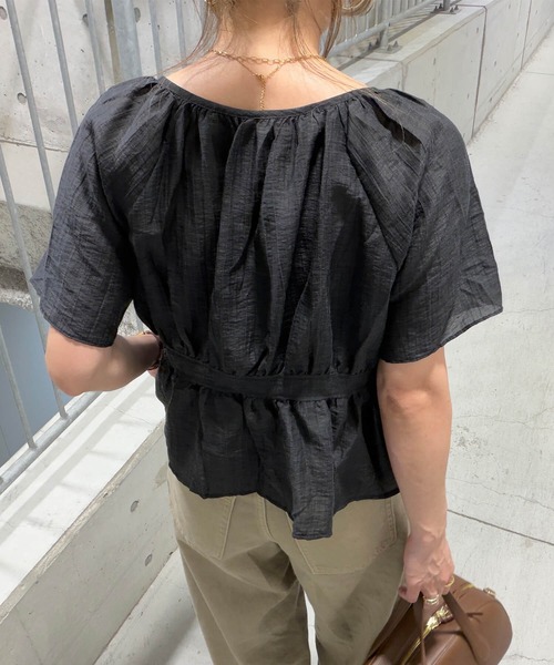 ISOOK（アイスー）の「ワッシャーシアーリボンブラウス(chiica select) / 半袖 ペプラム しわ加工 透け感（シャツ/ブラウス・レディース・ライトベージュ/ブラック・FREE）」の13枚目の写真