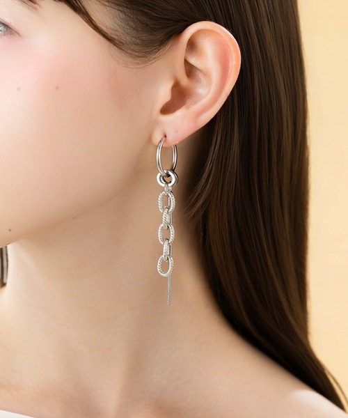 LA MUe(ラミュー)の「【LA MUE】ニッケルフリー メタル チェーン ロング ピアス(ピアス(両耳用)・レディース・シルバー/ブラック・FREE)」の3枚目の写真