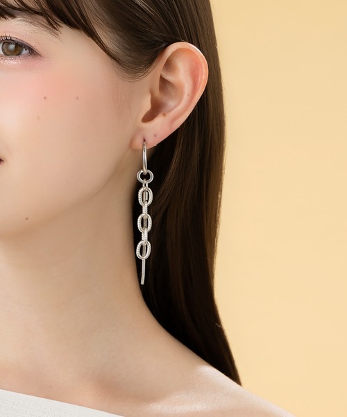 LA MUe(ラミュー)の「【LA MUE】ニッケルフリー メタル チェーン ロング ピアス(ピアス(両耳用)・レディース・シルバー/ブラック・FREE)」の4枚目の写真