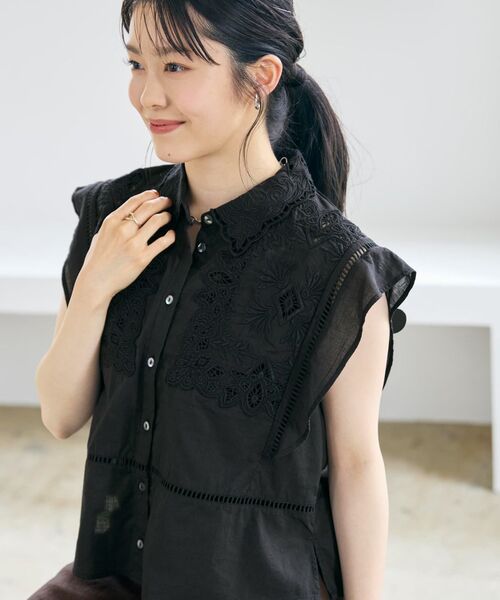 COHINA(コヒナ)の「【Made in India】パッチワークエンブロイダリーシャツ 【低身長・小柄女性】(シャツ/ブラウス・レディース・ブラック/オフホワイト・ONE SIZE)」の4枚目の写真