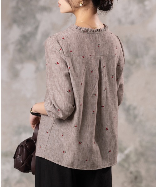 LUCPY(ラクピー)の「小花刺繍ノーカラーブラウス(シャツ/ブラウス・レディース・ブルー/グレー・X-LARGE/LARGE/MEDIUM/SMALL)」の3枚目の写真