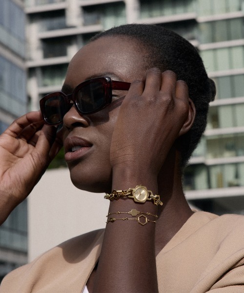 OLIVIA BURTON(オリビアバートン)の「「OLIVIA BURTON/オリビアバートン」シグネチャー - 18mm ヘックスリンク ミニ ゴールド サンレイ ブレスレット(アナログ腕時計・レディース・イエローゴールド/ピンクゴールド・FREE)」の4枚目の写真