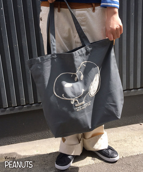 SNOOPY×OLD BETTY'S(スヌーピーカケルオールドベティーズ)の「SNOOPY Tote Bag/スヌーピー 刺繍 トート バッグ(トートバッグ・レディース・ブラック/ネイビー/チャコールグレー/キナリ/ホワイト×ブラック・FREE)」の5枚目の写真