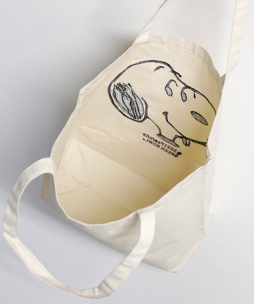 SNOOPY×OLD BETTY'S(スヌーピーカケルオールドベティーズ)の「SNOOPY Tote Bag/スヌーピー 刺繍 トート バッグ(トートバッグ・レディース・ブラック/ネイビー/チャコールグレー/キナリ/ホワイト×ブラック・FREE)」の16枚目の写真