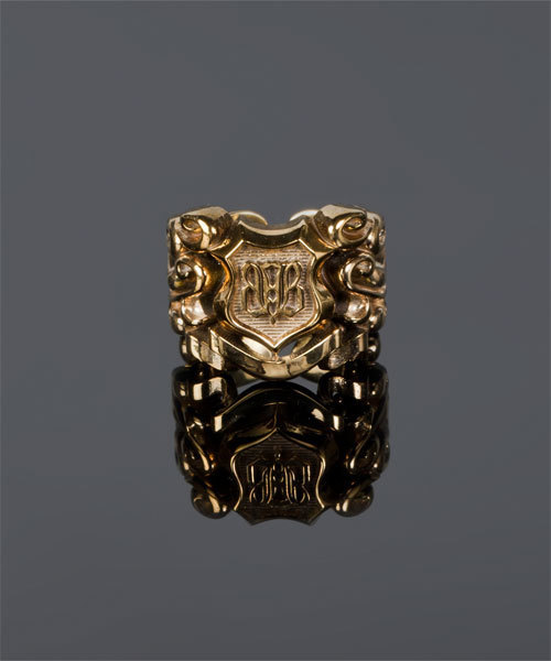 NANO universe（ナノユニバース）の「BLACKBOOTS（ブラックブーツ）/ BLACKBOOTS EMBLEM RING K18 YG SPECIAL（リング・メンズ・ゴールド・#15/#17/#19）」の2枚目の写真