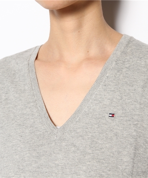 TOMMY HILFIGER（トミーヒルフィガー）の「NEW IVY V-NK SWEATER（ニット/セーター・レディース・ブルー/ネイビー/ピンク/レッド/ホワイト/グレー/アイボリー・LARGE/MEDIUM/SMALL）」の8枚目の写真