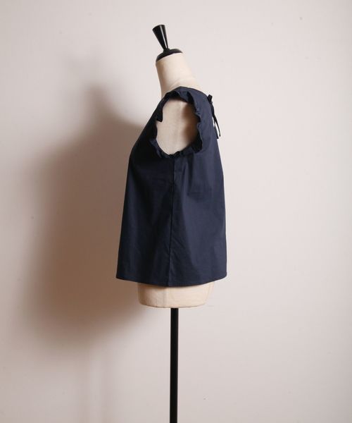 tocco closet（トッコ　クローゼット）の「後ろりぼん＆パール付き肩フリルブラウス（シャツ/ブラウス・レディース・ブラック/ネイビー・M）」の10枚目の写真