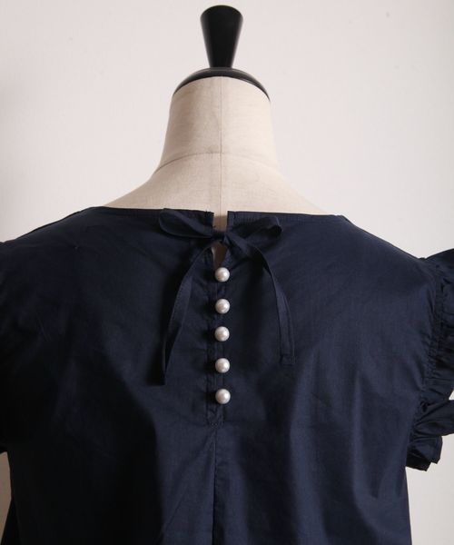 tocco closet（トッコ　クローゼット）の「後ろりぼん＆パール付き肩フリルブラウス（シャツ/ブラウス・レディース・ブラック/ネイビー・M）」の5枚目の写真