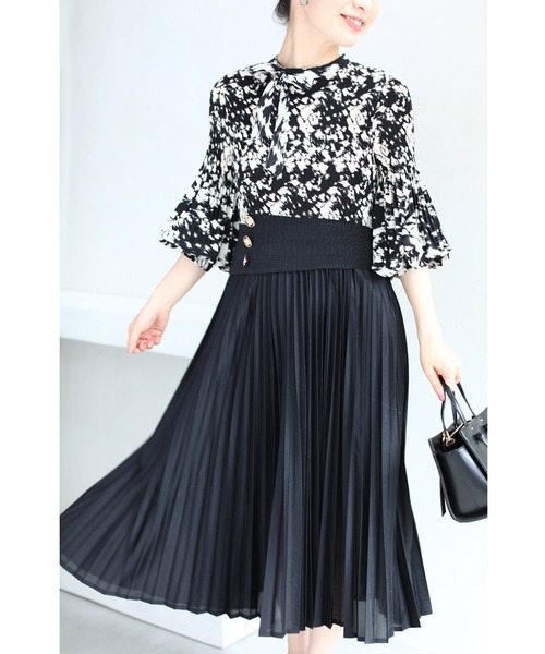 黒 伸びるアコーディオンプリーツのモノトーンミディアムワンピース ワンピース Cawaii カワイイ のファッション