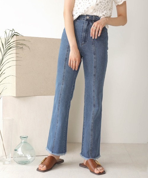 Bab（バブ）の「【WEB限定】裾フリンジフレアデニムパンツ（デニムパンツ・レディース・アイボリー/ライトグレー/ブルー/ライトブルー・S/M）」の4枚目の写真