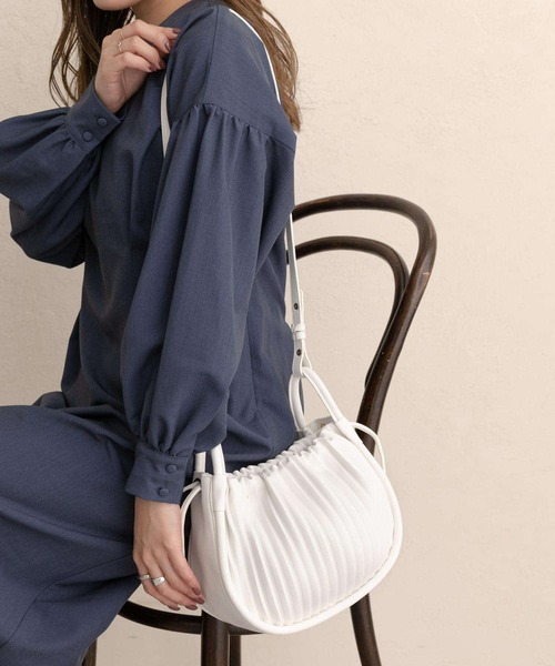 RODE SKO（ロデスコ）の「MARIKKA ラウンドプリーツバッグ（ショルダーバッグ・レディース・ホワイト/ベージュ/パープル系その他・ONE）」の13枚目の写真