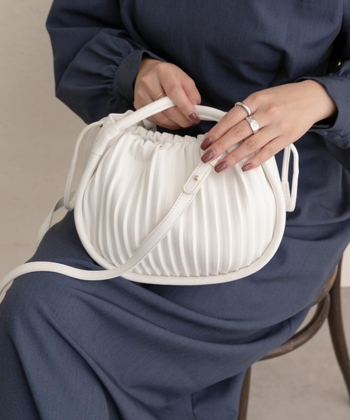 RODE SKO（ロデスコ）の「MARIKKA ラウンドプリーツバッグ（ショルダーバッグ・レディース・ホワイト/ベージュ/パープル系その他・ONE）」の14枚目の写真