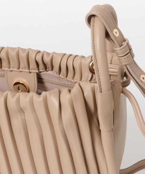 RODE SKO（ロデスコ）の「MARIKKA ラウンドプリーツバッグ（ショルダーバッグ・レディース・ホワイト/ベージュ/パープル系その他・ONE）」の16枚目の写真
