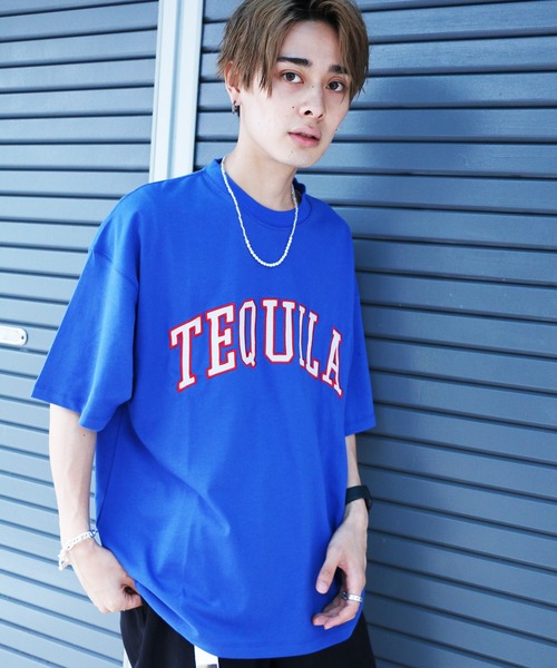 SPINNS（スピンズ）の「【ゆったりシルエット】TEQUILA カレッジロゴ半袖Tシャツ（Tシャツ/カットソー・メンズ・ホワイト/ダークグリーン/オレンジ/ダークブルー/ロイヤルブルー/スミクロ・ONESIZE）」の5枚目の写真