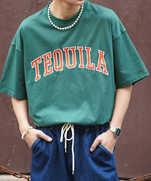 SPINNS（スピンズ）の「【ゆったりシルエット】TEQUILA カレッジロゴ半袖Tシャツ（Tシャツ/カットソー・メンズ・ホワイト/ダークグリーン/オレンジ/ダークブルー/ロイヤルブルー/スミクロ・ONESIZE）」の3枚目の写真