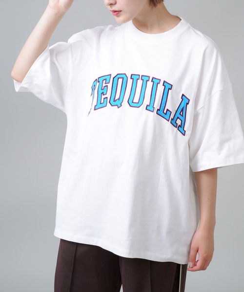 SPINNS（スピンズ）の「【ゆったりシルエット】TEQUILA カレッジロゴ半袖Tシャツ（Tシャツ/カットソー・メンズ・ホワイト/ダークグリーン/オレンジ/ダークブルー/ロイヤルブルー/スミクロ・ONESIZE）」の13枚目の写真
