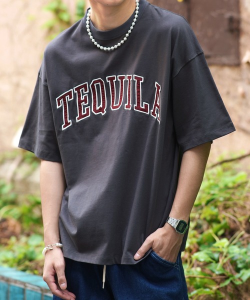 SPINNS（スピンズ）の「【ゆったりシルエット】TEQUILA カレッジロゴ半袖Tシャツ（Tシャツ/カットソー・メンズ・ホワイト/ダークグリーン/オレンジ/ダークブルー/ロイヤルブルー/スミクロ・ONESIZE）」の16枚目の写真