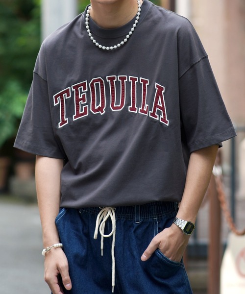 SPINNS（スピンズ）の「【ゆったりシルエット】TEQUILA カレッジロゴ半袖Tシャツ（Tシャツ/カットソー・メンズ・ホワイト/ダークグリーン/オレンジ/ダークブルー/ロイヤルブルー/スミクロ・ONESIZE）」の15枚目の写真