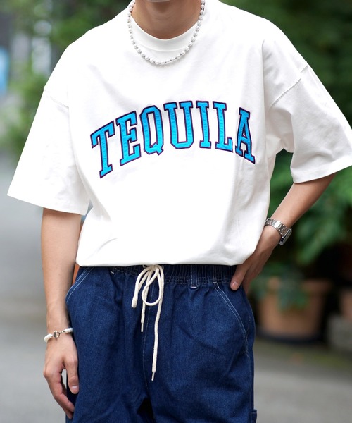 SPINNS（スピンズ）の「【ゆったりシルエット】TEQUILA カレッジロゴ半袖Tシャツ（Tシャツ/カットソー・メンズ・ホワイト/ダークグリーン/オレンジ/ダークブルー/ロイヤルブルー/スミクロ・ONESIZE）」の8枚目の写真