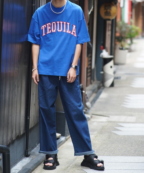 SPINNS（スピンズ）の「【ゆったりシルエット】TEQUILA カレッジロゴ半袖Tシャツ（Tシャツ/カットソー・メンズ・ホワイト/ダークグリーン/オレンジ/ダークブルー/ロイヤルブルー/スミクロ・ONESIZE）」の21枚目の写真