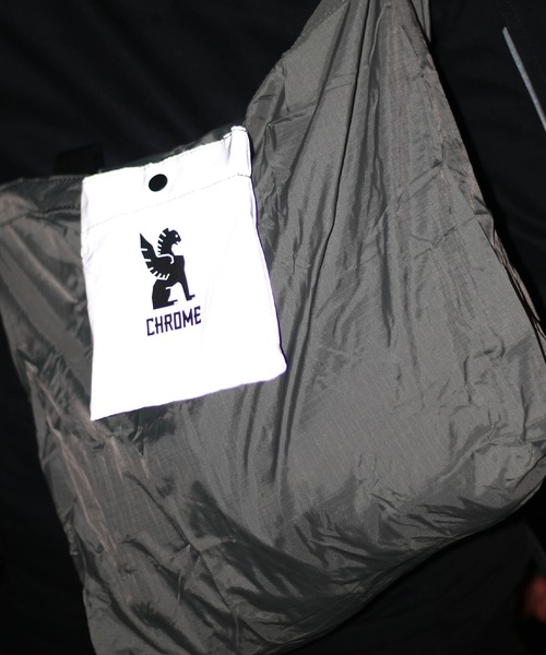 CHROME（クローム）の「［ CHROME / クローム ］SAFETY POCKET SHOULDER BAG / セーフティ ポケット ショルダー バッグ 14L-18L リフレクター パッカブル エコバッグ（エコバッグ/サブバッグ・メンズ・ブラック/グレー/レッド・FREE）」の14枚目の写真