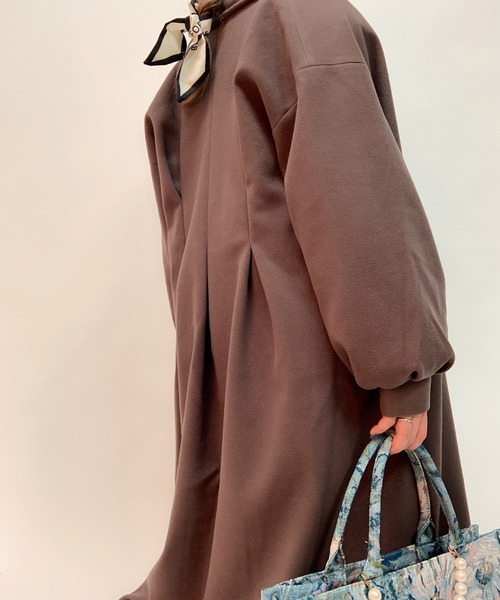 aimoha（アイモハ）の「ボリューム袖ロング丈後タックチェスターコート(裏地付き)（チェスターコート・レディース・ホワイト/ブラック/モカ/ブルー・FREE）」の17枚目の写真