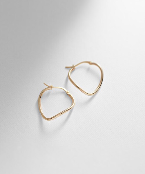COCOSHNIK(ココシュニック)の「K10中空丸線 変形フープピアス小(ピアス(両耳用)・レディース・ホワイト系その他7・00)」の1枚目の写真