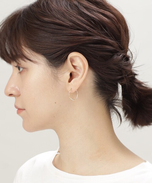 COCOSHNIK(ココシュニック)の「K10中空丸線 変形フープピアス小(ピアス(両耳用)・レディース・ホワイト系その他7・00)」の7枚目の写真