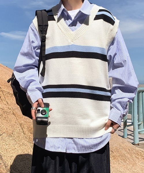 MGV(エムジーヴィー)の「Vネックストライプニットベスト(ベスト・メンズ・ホワイト/ブラック・MEDIUM/LARGE/X-LARGE)」の1枚目の写真
